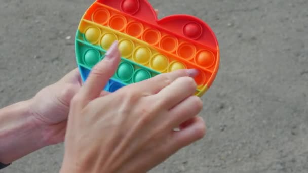 Uma Menina Está Jogando Jogo Palmas Suas Mãos Mãos Femininas — Vídeo de Stock