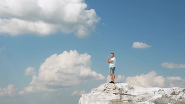 Bir Adam Beyaz Bir Dağda Meditasyon Yapar Bir Adam Dua — Stok video