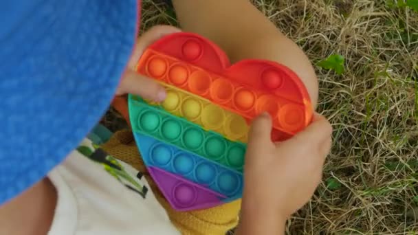 Ett Barn Leker Med Leksak Liten Pojke Med Antistress Leksak — Stockvideo