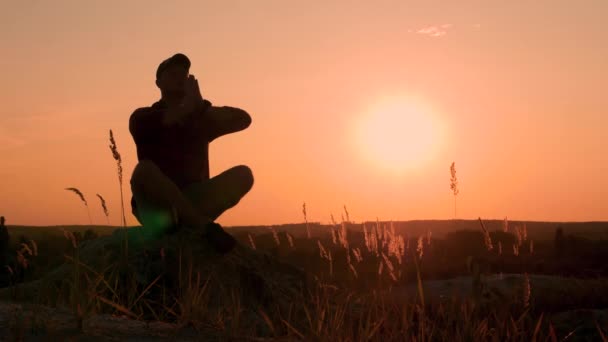 Silueta Muže Lotosové Pozici Muž Medituje Při Západu Slunce Vrcholu — Stock video
