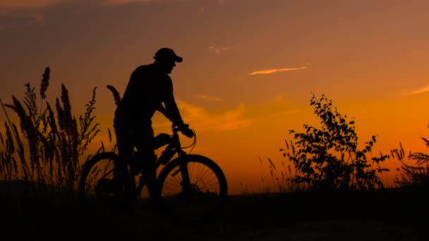 Man Cykel Vid Solnedgången Ensam Man Tränar Mountainbike Kvällen Cyklist — Stockvideo