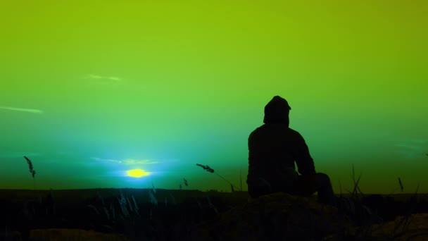 Homem Fundo Céu Verde Homem Observa Luzes Norte Jovem Triste — Vídeo de Stock