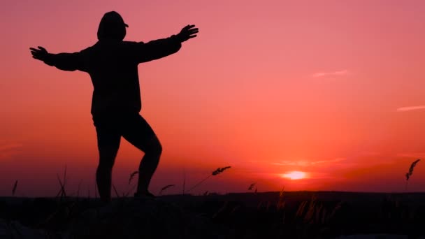 Glückliche Silhouette Eines Mannes Auf Einem Berg Bei Orangefarbenem Sonnenaufgang — Stockvideo