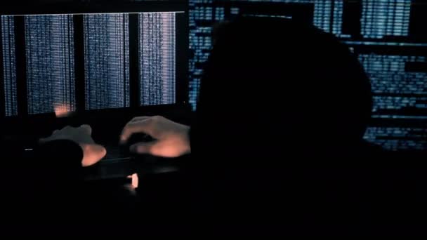 人間のハッカーはセキュリティシステムの侵入に従事しています コンピュータのプログラマはコードを破る コンピュータまたはシステム上のパスワードをクリックします フリーランスになるためにキーボードの男のタイプ — ストック動画
