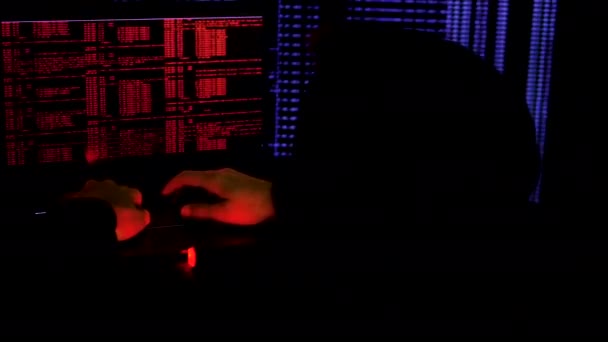 Ένας Αρσενικός Χάκερ Χακάρει Συστήματα Ασφαλείας Προγραμματιστής Στον Υπολογιστή Σπάστε — Αρχείο Βίντεο