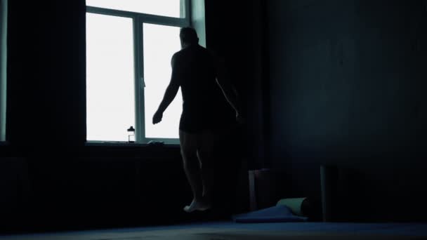 Мягкий Фокус Человек Прыгать Канат Тренажерном Зале Силуэт Спортсмена — стоковое видео