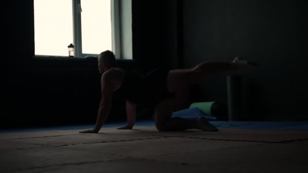 Мягкий Фокус Мужчина Выполняет Упражнения Качели Ногах Мужчина Укрепляет Свои — стоковое видео