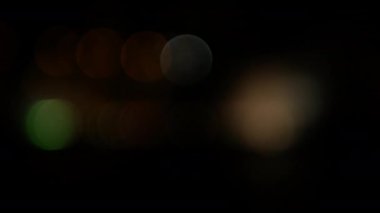 Siyah arka planda Bokeh Sarı Lens parlıyor. Titrek ampuller, ışık efekti..