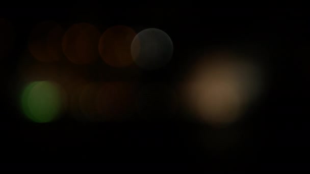 Bokeh Gelbe Brillengläser Auf Schwarzem Hintergrund Flackernde Glühbirnen Lichteffekt — Stockvideo