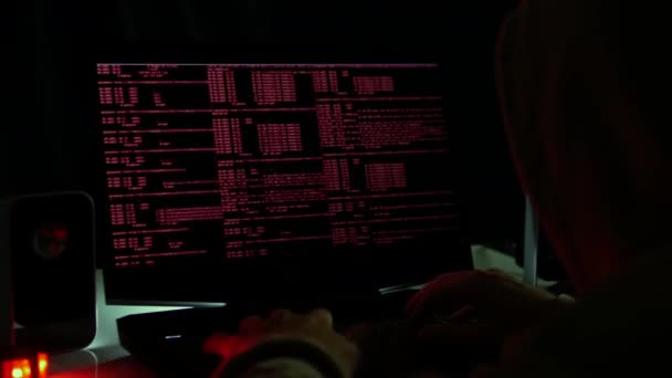 Человеческий Хакер Участвует Взломе Систем Безопасности Программист Компьютере Взламывает Коды — стоковое видео