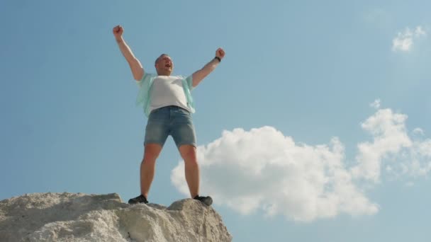 Yüksek Bir Dağdaki Mutlu Adam Zirveye Tırmanan Adam Genç Adam — Stok video