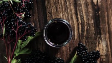 Doğal çilek suyu manzarası. Ahşap bir arka planda böğürtlen. Bitkisel ilaçlar