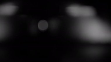 Neşeli ışık arka planı. Bulanık arka planda yanıp sönen ampuller. Bokeh arkaplanı.