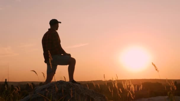 Strampelnder Mann Auf Einem Berg Bei Sonnenuntergang Verträumt Die Ferne — Stockvideo