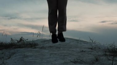 İp atlama, yakın plan. Sporcu spor için doğaya gider, sağlıklı bir yaşam tarzı.