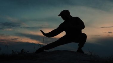 Dağın tepesindeki adam Shaolin dövüş sanatları sanatını icra ediyor. Spor dövüşçüsü doğada eğitim görüyor. Genç adam dövüş sanatları okuyor.