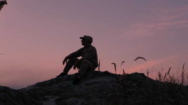 Silueta Hombre Sentado Cima Una Montaña Una Persona Pensativa Soñadora — Vídeos de Stock