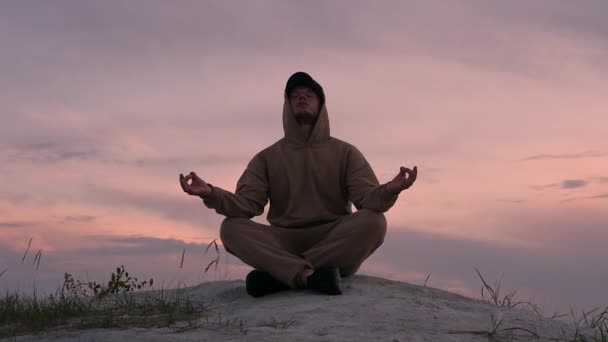 Een Man Beoefent Yoga Buiten Bij Een Prachtige Zonsondergang Pilates — Stockvideo
