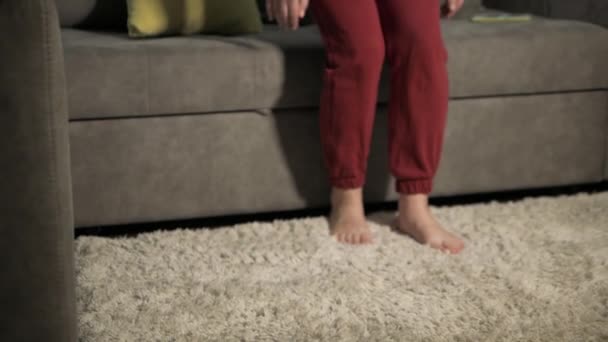 Bir Kızın Dizlerinde Ağrı Bacaklarda Eklemlerde Sorun Bir Kadının Dizlerinde — Stok video