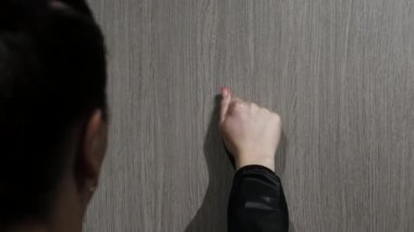 Kızın eve gelişi, kızın elini kapıya vurması, kadının elinin bir kısmının gri kapıyı çalması..