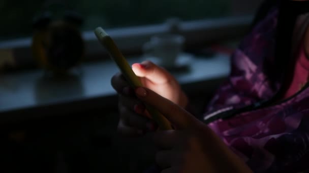 Kobiece Ręce Pięknymi Rodzajami Manicure Klawiaturze Smartfonie Pisanie Tekstu Telefonie — Wideo stockowe