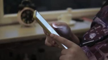 Akıllı telefon klavyesinde güzel manikürlü yazı yazan kadın elleri. İnternetten alışveriş yaparken akıllı telefonunuzu kullanın