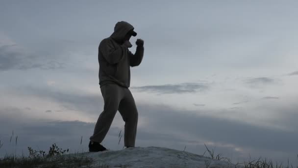 Boxeador Está Practicando Habilidades Una Alta Montaña Entrenando Atleta Naturaleza — Vídeos de Stock