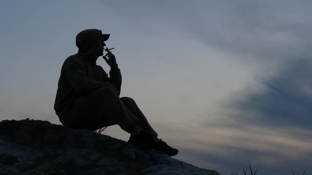 Выдыхать Дым Безболезненно Мужчина Курит Сигарету Вершине Горы Силуэт Человека — стоковое видео