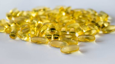 Sarı tıbbi balık yağı kapsülleri, boşluğu kopyalayın.