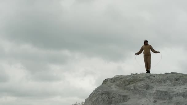 Maden Sahasının Dağlarında Bir Adam Atlıyor Spor Kıyafetleri Içinde Atlama — Stok video