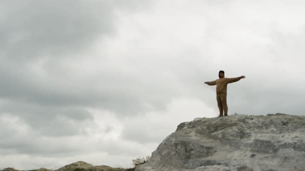 Glad Man Toppen Berget Med Utsträckta Armar Han Imiterar Flyget — Stockvideo