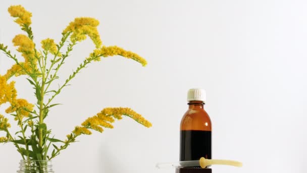 Olio Medicinale Erbe Fiori Campo Medicinale Uno Sfondo Bianco Isolato — Video Stock