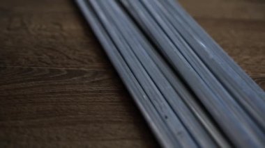 Tahta yüzeyde yavaş çekim alüminyum tüpleri yakın plan