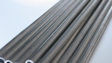 Endüstriyel bir fabrikada borular, beyaz arka planda alüminyum borular..