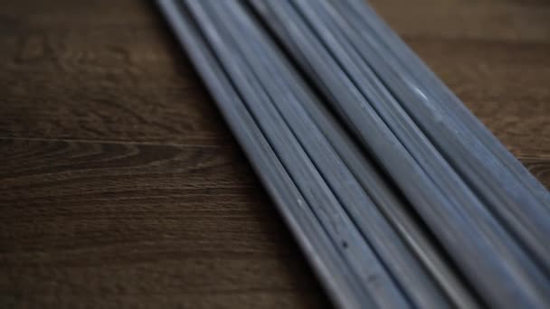 Zeitlupe Aluminiumrohre Auf Holzoberfläche Nahaufnahme — Stockvideo