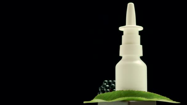 ボトルの果実からの油 ハーブやブラックベリーからのホメオパシー治療 プラスチックボトルの薬と黒の背景にあるエルダーベリー — ストック動画