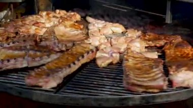 Dönen ızgarada etli sosisler. Lokantada biftek pişirmek. Piknikte et kızartıyorum.