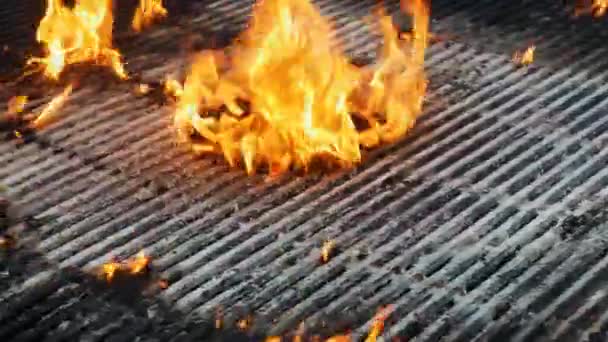 Grill Chamas Para Cozinhar Carne Salsichas Mesa Rotativa Para Assar — Vídeo de Stock