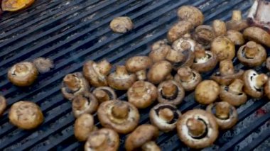 Izgara sebzelere odaklanmak, biberli kabak kızartmak, ateşte sosis yemek..