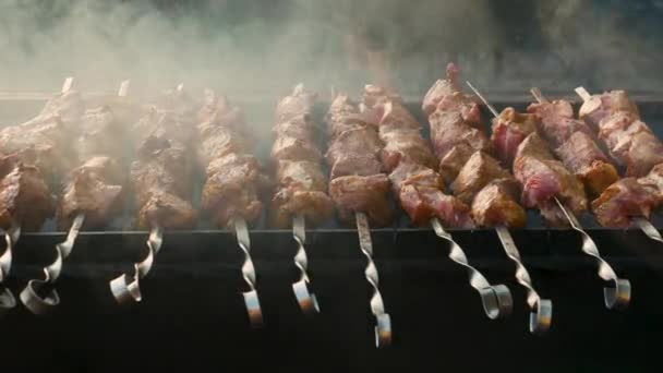 Grillowanie Mięsa Mięso Dymu Jedzenie Ulicy Gotowane Węglu Drzewnym — Wideo stockowe