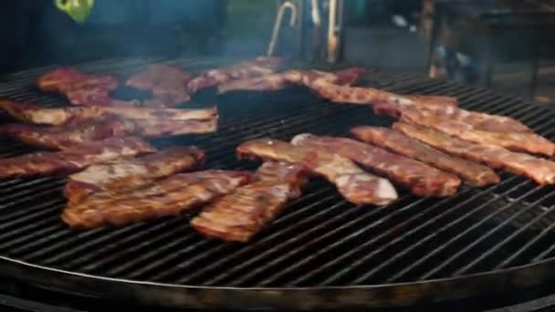 Steaket Grillsütőn Sütik Sült Szaftos Hússzelet Fűszerekkel Grillsütő — Stock videók