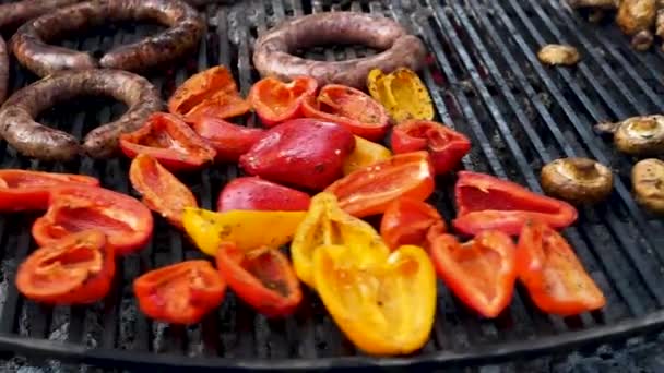 Grelhar Legumes Fritar Carne Com Pimenta Búlgara Cogumelos Salsichas Apetitosas — Vídeo de Stock
