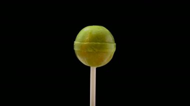 Siyah arka planda lolipop, tatlı yeşil şeker kamışı