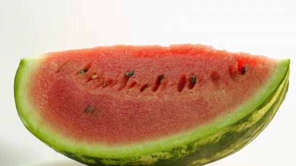 Snurra Vattenmelon Vit Bakgrund Cutaway Vattenmelon Kopiera Utrymme — Stockvideo