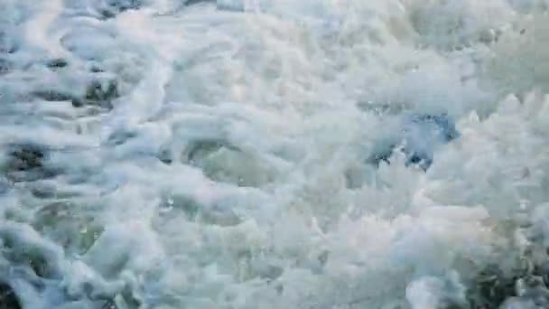 Närbild Vattenflödet Ett Vattenfall Starkt Vattenflöde Fjällflod — Stockvideo