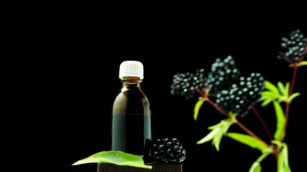 Elderberry Egy Befőttes Orvosi Egy Fekete Háttér Másolási Hely Homeopátia — Stock Fotó