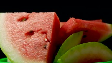 Siyah arka planda taze karpuz, yakın plan. Meyve arkaplanı