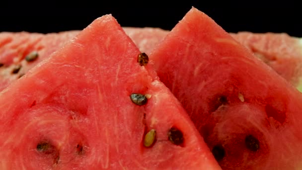 Scheiben Reife Saftige Wassermelone Die Sich Auf Schwarzem Hintergrund Dreht — Stockvideo