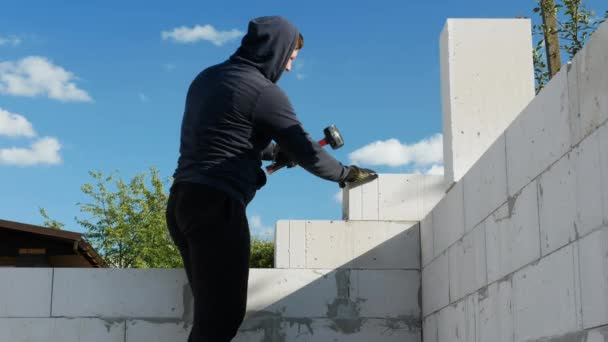 Młody Człowiek Sprawdza Równość Cegieł Mężczyzna Buduje Dom Bricklayer Kładzie — Wideo stockowe