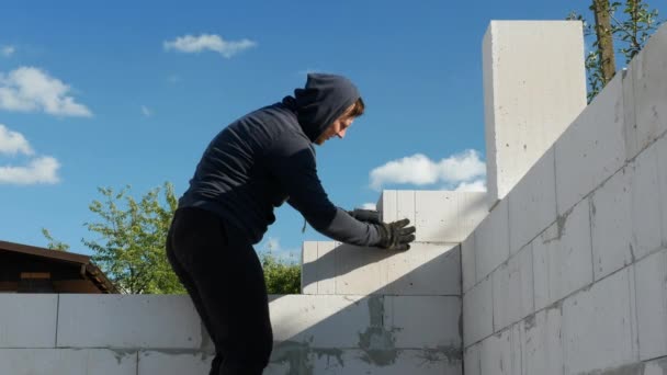 Młody Budowniczy Buduje Dom Własnymi Rękami — Wideo stockowe